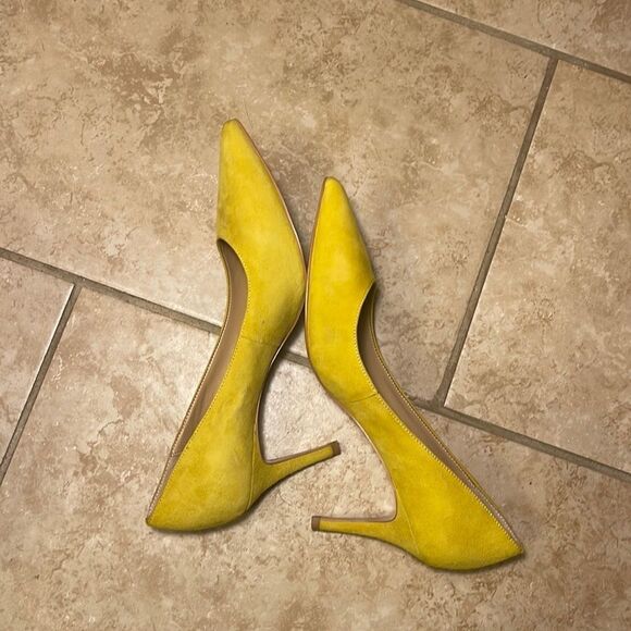 Yellow suede shoes - Picture 2 of 4